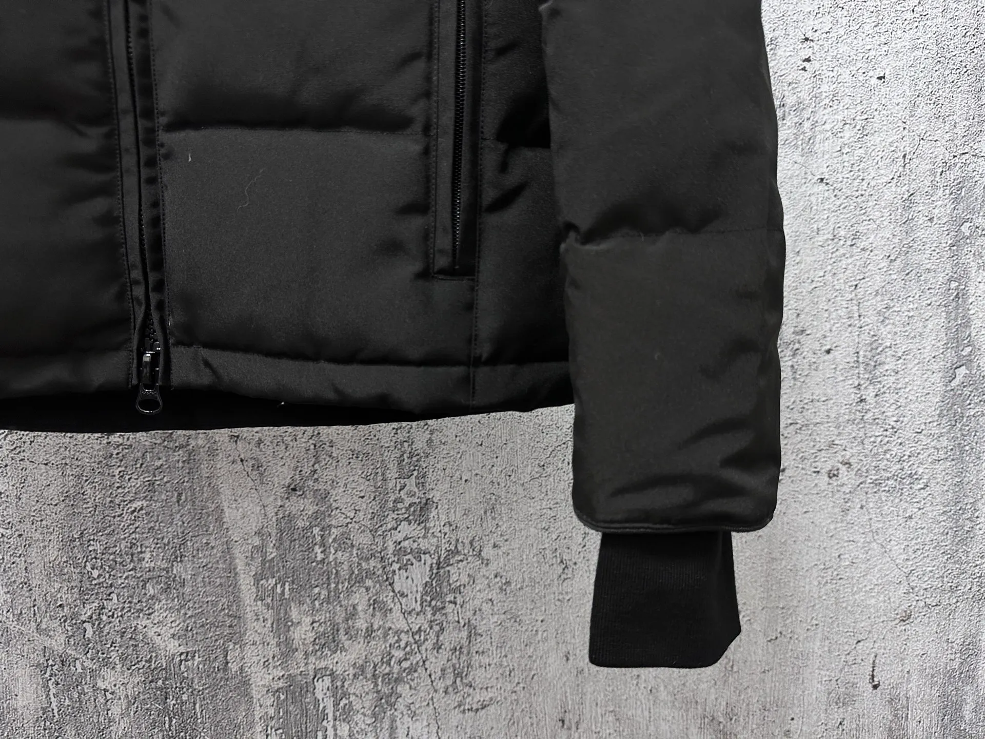 P840 【Canada gooseChelsea】Women's parka down coat, warm and comfortable. The adjustable hood features a high collar and concealed snap closure for extended coverage. And for greater protection against the elements, the detachable wolf fur collar. It features a sturdy YKK® two-way lockable zipper at the center front and a retractable waistband at the inner waist. Designed with internal straps for carrying over the shoulder. Fleece-lined exterior handwarmer pockets. Sturdy ribbed knit cuffs for cold protection and warmth. Sizes: XS-XL